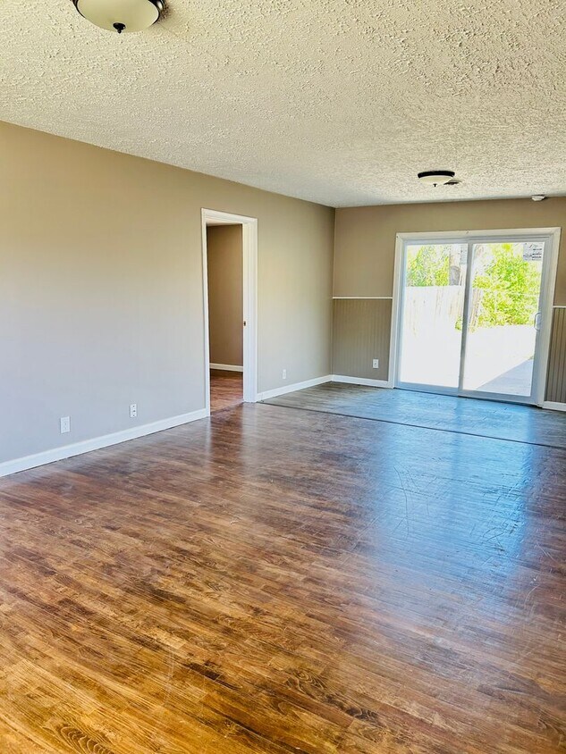 Foto principal - Three bedroom Month to Month!!
