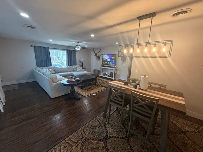 Building Photo - 321 Village Dr