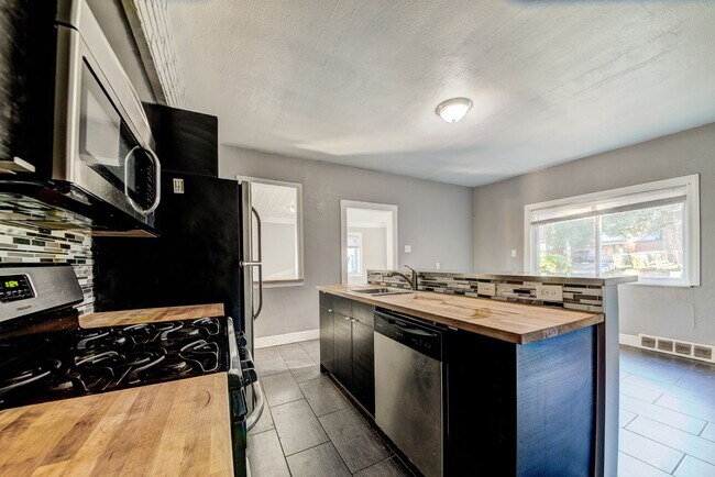 Foto del edificio - AVAILABLE AUGUST 2026 - Luxury 3 Bedroom Home w/ GARAGE Off-Street Parking!
