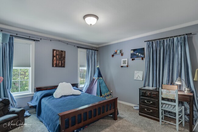 Building Photo - 1260 Capilano Dr