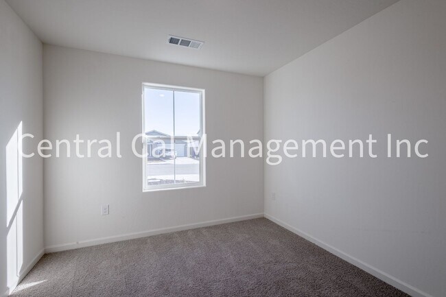 Foto del edificio - 4 Bedroom/2 Bath Home with Solar in the Desired Southwest!