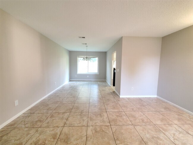 Building Photo - 3323 Green Fields Dr