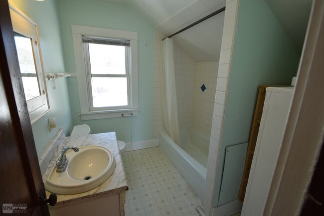 Bathroom - 926 N Fair Oaks Ave
