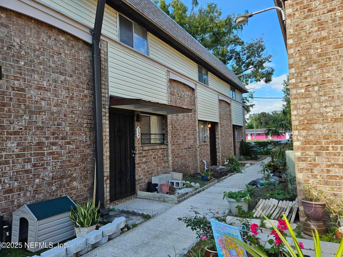 Primary Photo - 1200 Bretta St