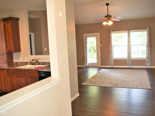 Foto del edificio - 8348 S Swimming Hole Ln
