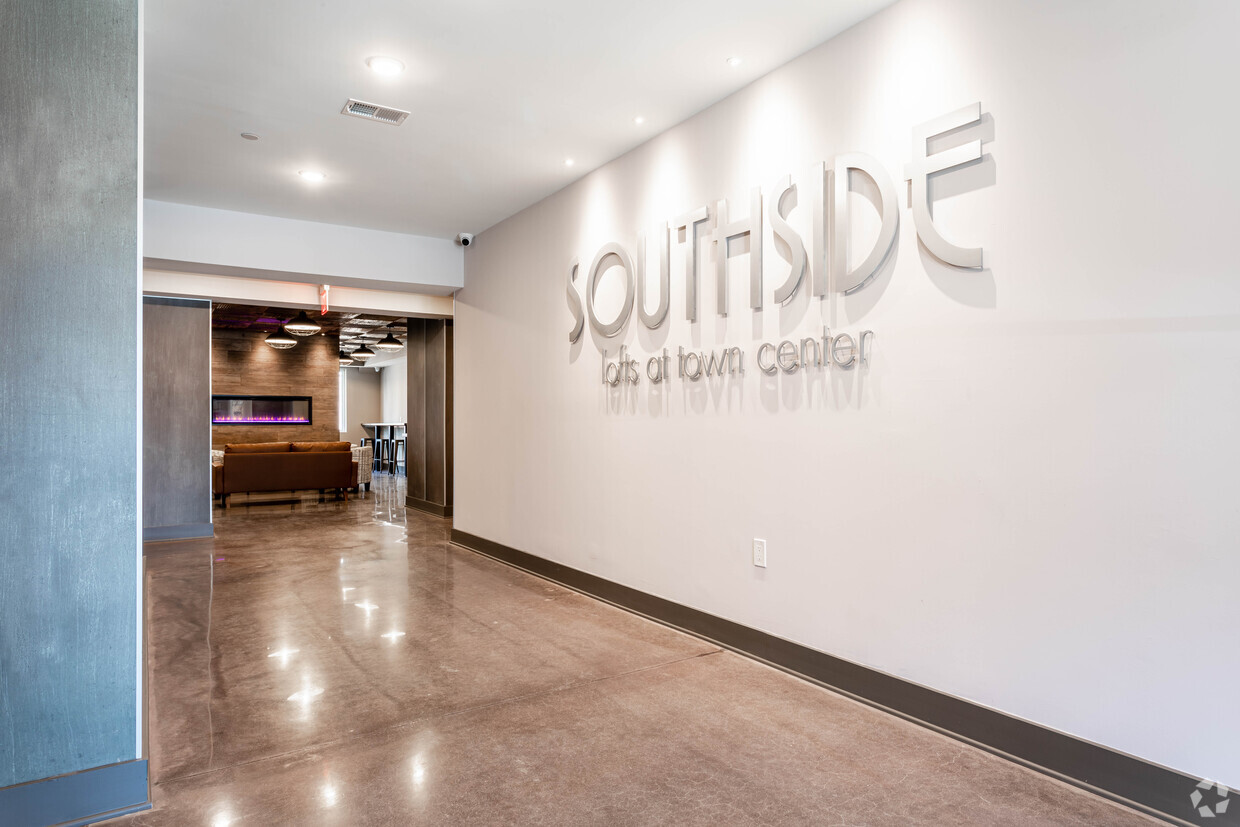 Edificio este. Lobby de entrada - Southside Lofts at Town Center