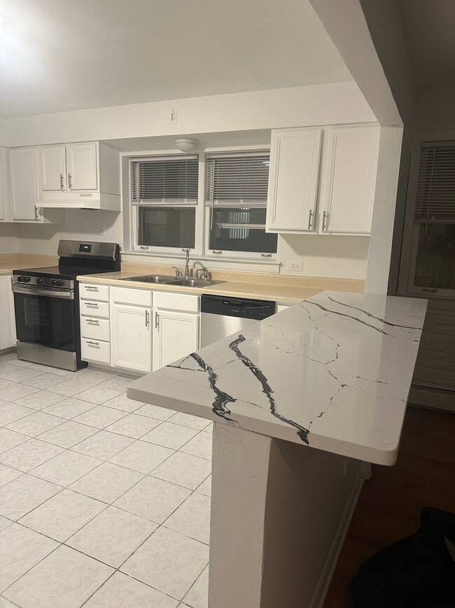 Foto del edificio - 1241 N La Grange Rd