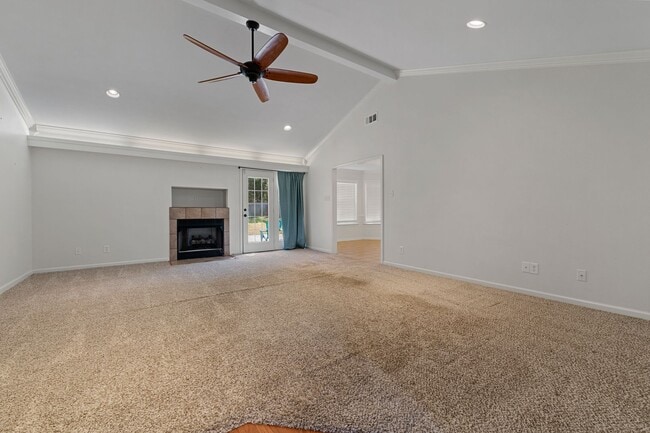 Building Photo - $300 OFF FIRST MONTHS RENT!!