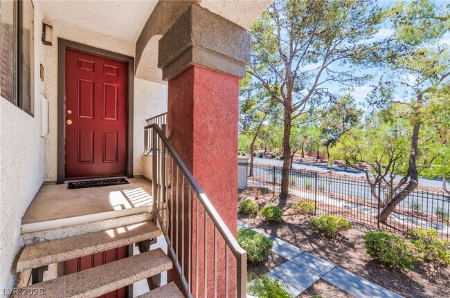 Building Photo - 950 Seven Hills Dr