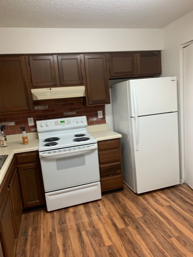 Building Photo - Two Bedroom one bathroom second floor condo
