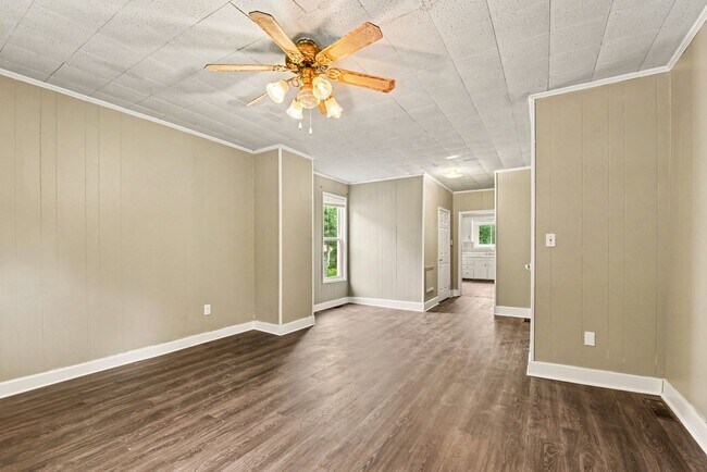 Foto del edificio - 215-217 Pine Grove Rd