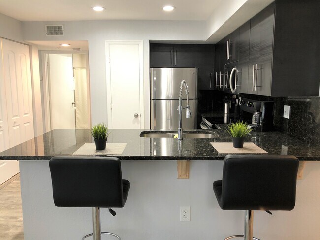 Cocina totalmente amueblada - 7220 Westpointe Blvd
