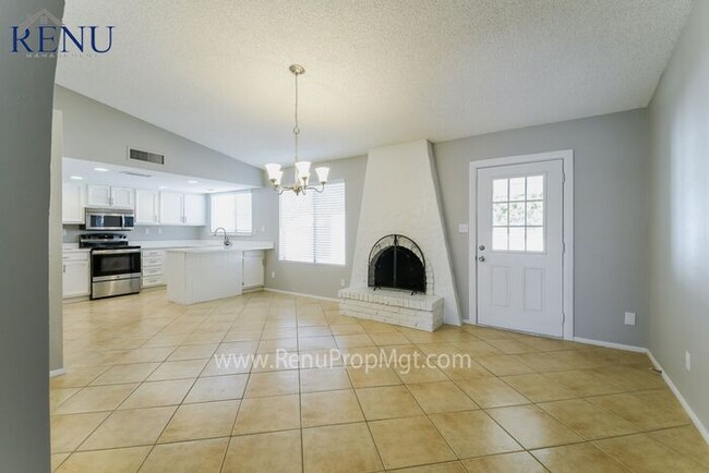 Building Photo - 4 Bed 2 Bath, 2-Car Garage Close to Westga...