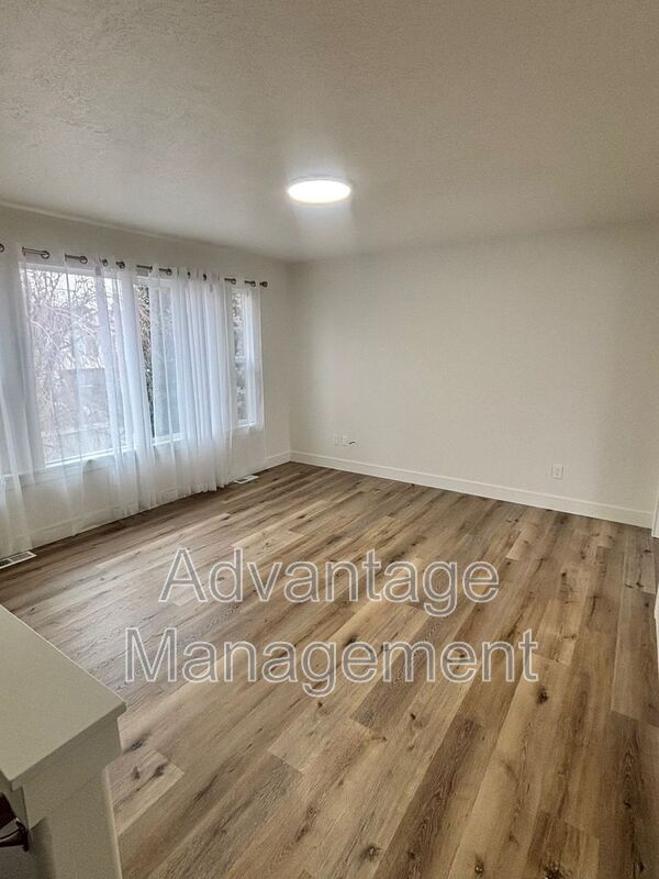 Building Photo - 741 1420 W