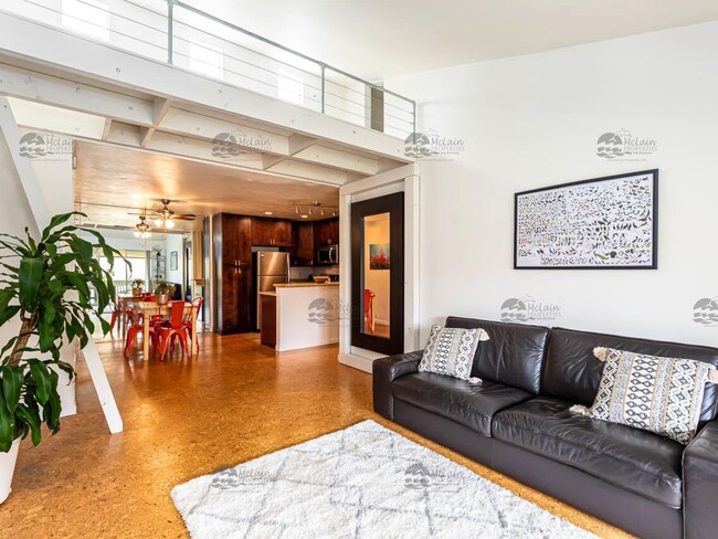 Foto del edificio - Top Floor Furnished Condo In The Heart Of ...