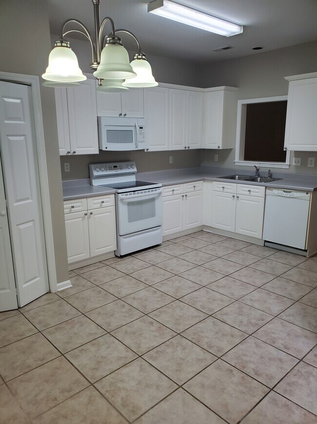 Foto del edificio - 608 Parkside Cir