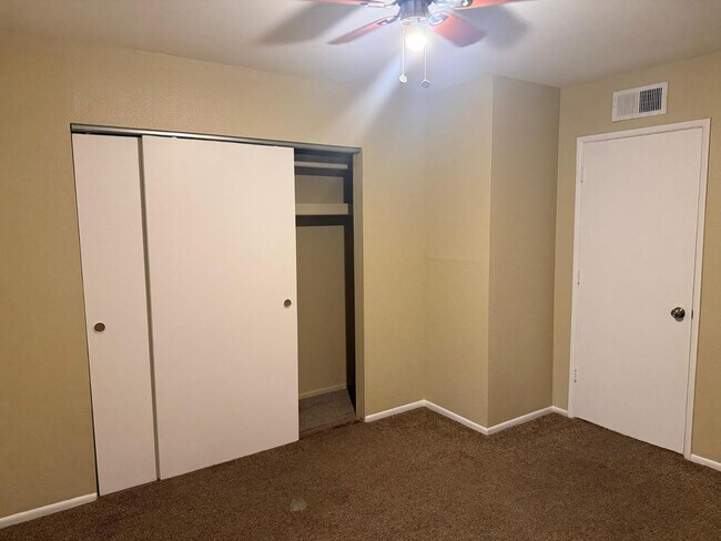 Building Photo - 461 W Holmes Ave