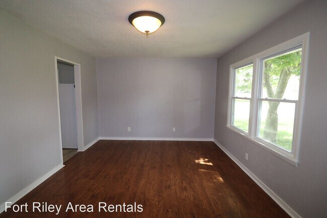 Building Photo - 2 br, 1 bath House - 1004 W 12th St