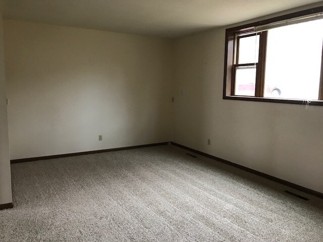 Foto del edificio - 3 Bedroom Duplex w/Garage in north-central Ames