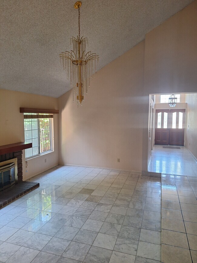 Sala de estar - 14900 Simonds St