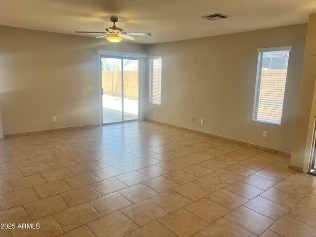 Foto del edificio - 16608 N 113th Dr