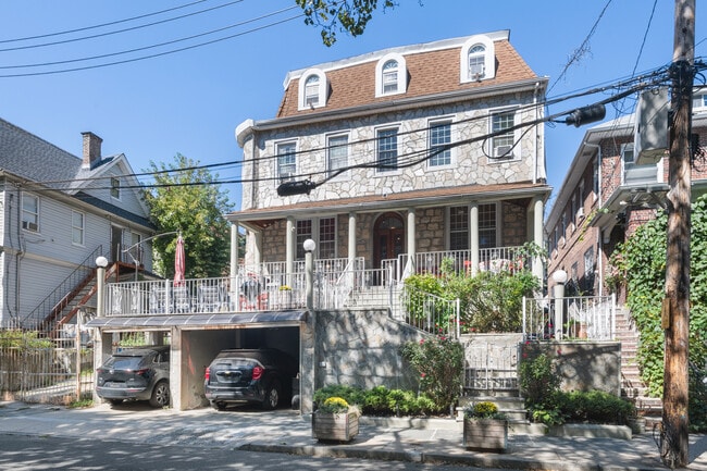 Building Photo - 15 Fort Charles Pl