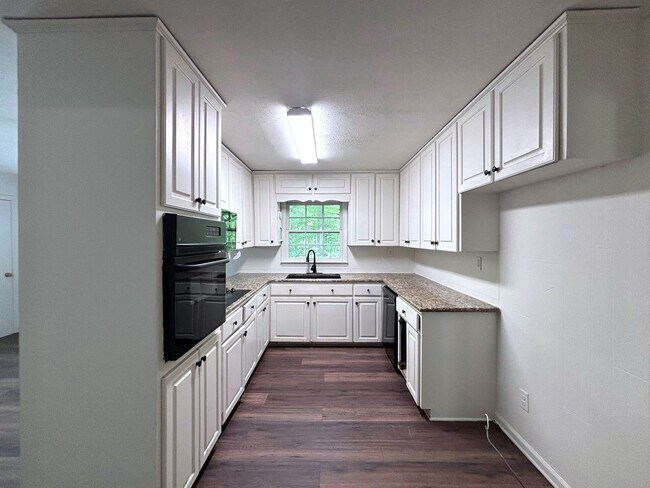 Foto del edificio - Private Wooded Retreat in Gainesville | 3 Bed | 2 Bath | Unfinished Basement
