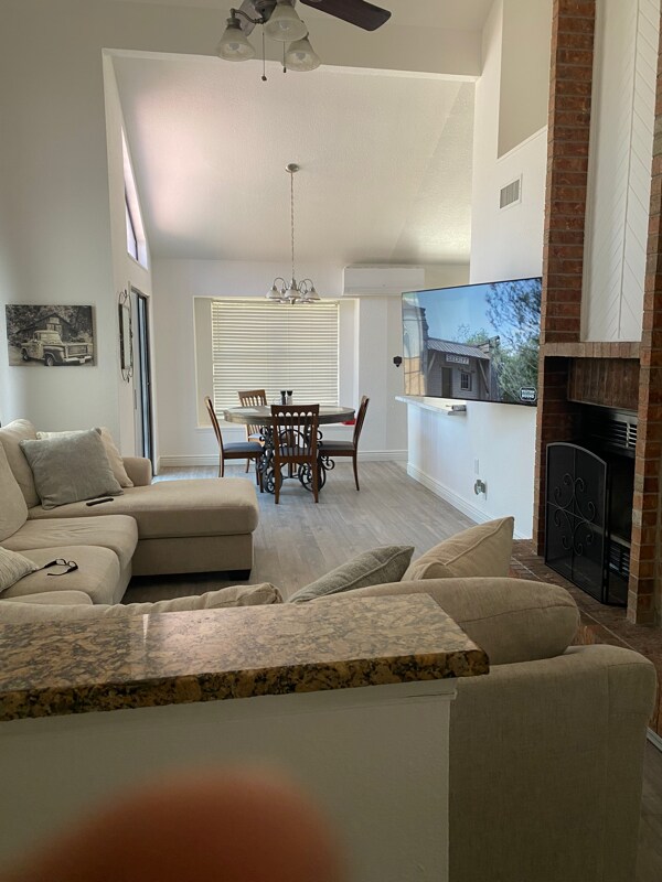 Foto del edificio - 895 Melville Ln