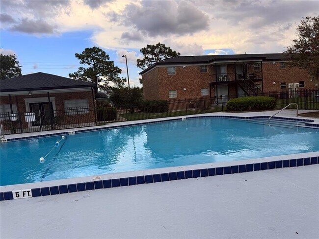 Foto del edificio - 5325 Curry Ford Rd