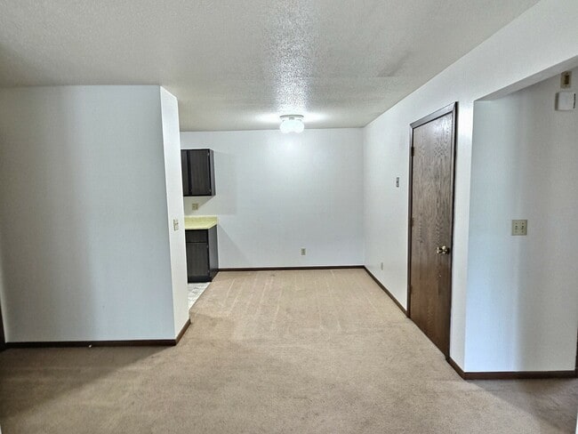 Building Photo - 650 Summit Dr