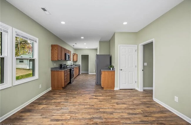 Building Photo - 2335 Greenway Ave NW