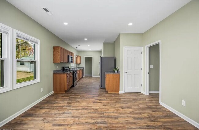 Foto del edificio - 2335 Greenway Ave NW