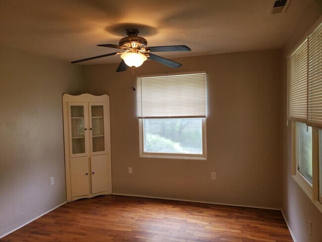 Building Photo - 710 10th