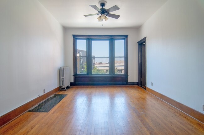 Building Photo - 3307 N Clark St