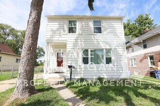 Building Photo - 841 Capen St NE