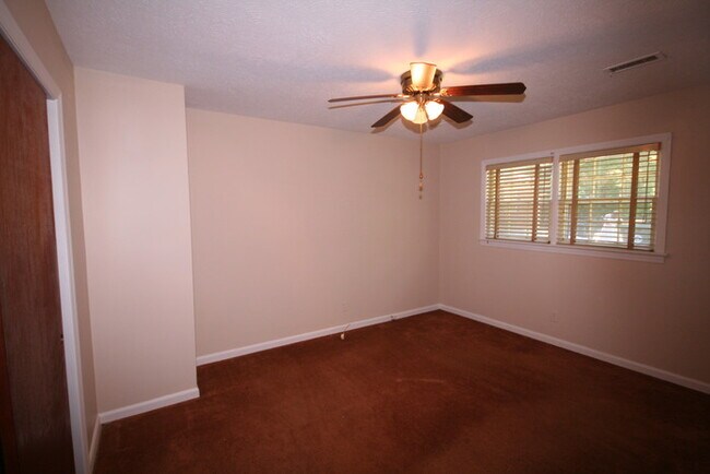 Building Photo - 2 Bedroom 1 Bath Apartment