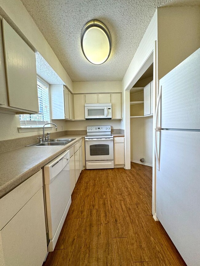 Building Photo - 4321lak