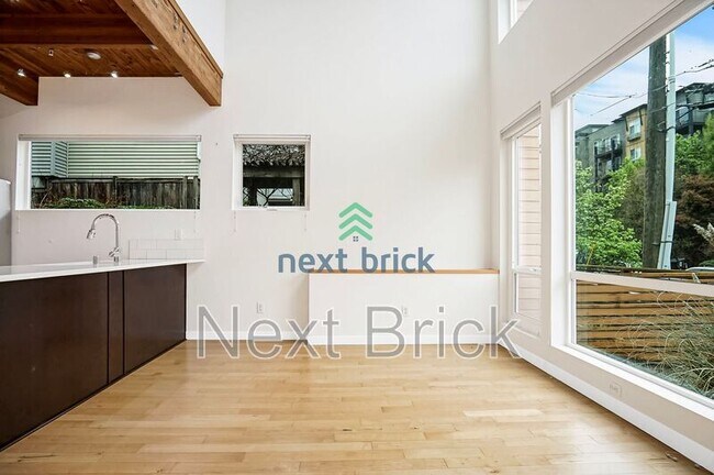 Building Photo - 403 11th Ave