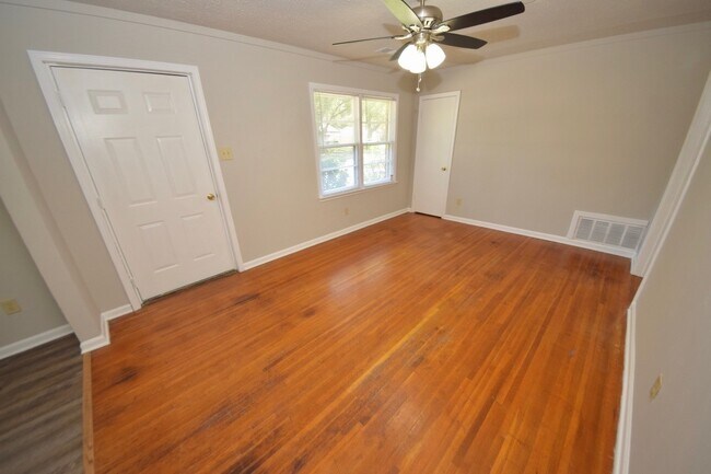 Building Photo - 3 bed, 1 bath in Colonial Acres