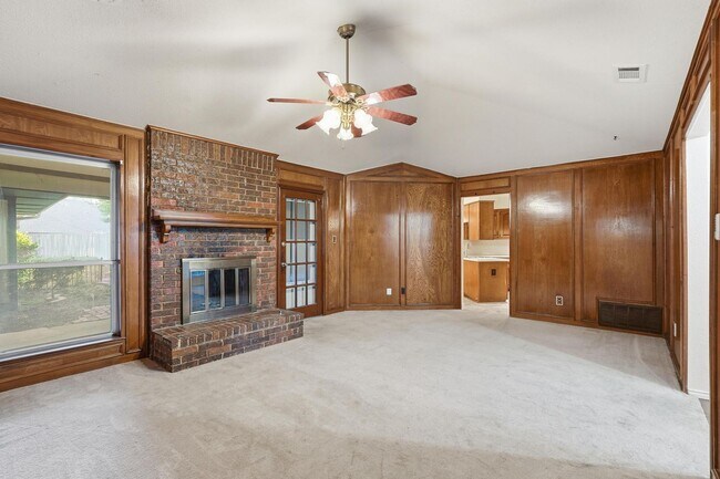 Building Photo - Charming 4 Bedroom 2.5 Bath Home In RISD!