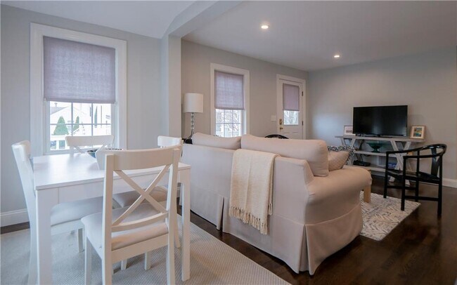 Foto del edificio - 52 Newport Ave