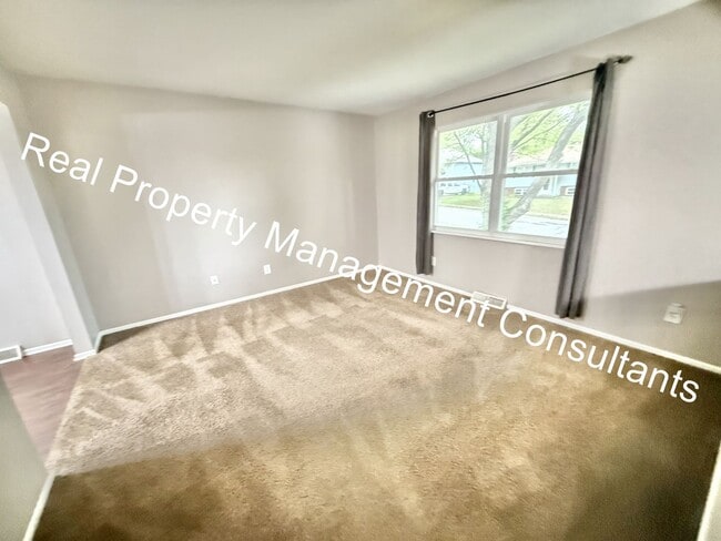 Foto del edificio - 3 Bedroom Split-Level Home in Sought-After...