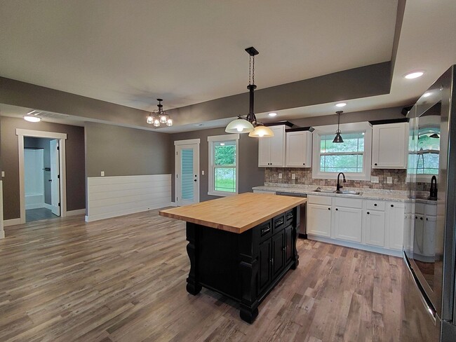 Building Photo - Beautiful home close to post