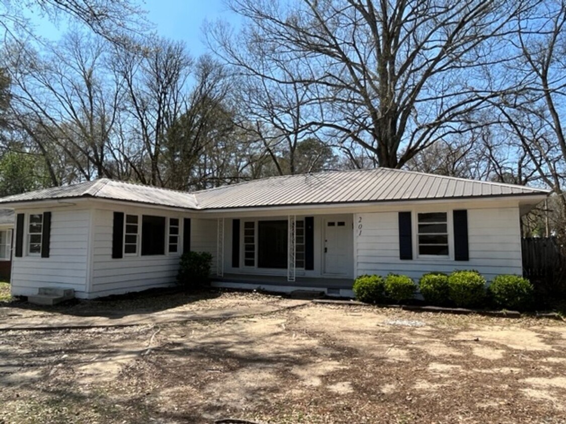 Primary Photo - Renovated 4 Bedroom 1 Bath Home for Rent!