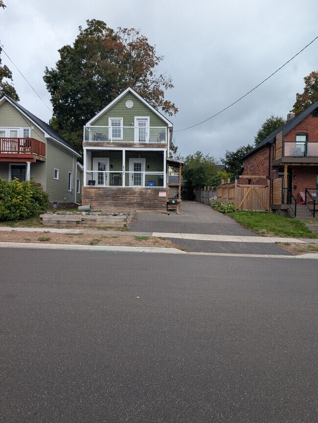Building Photo - 134 Tecumseth St