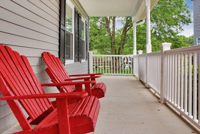 Foto del edificio - Charming 3-Bedroom, 2.5 Bath SFH with Fron...