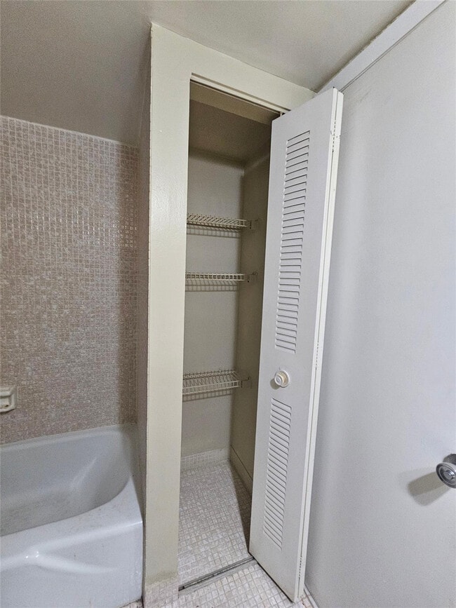 Building Photo - 4222 Inverrary Blvd