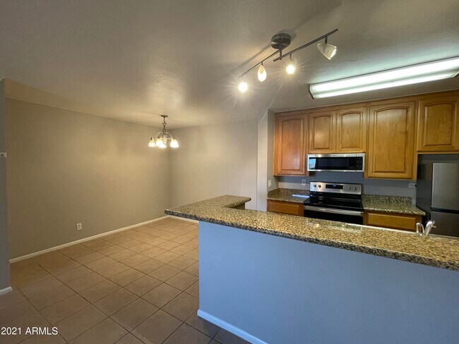 Foto del edificio - 8055 Thomas Rd