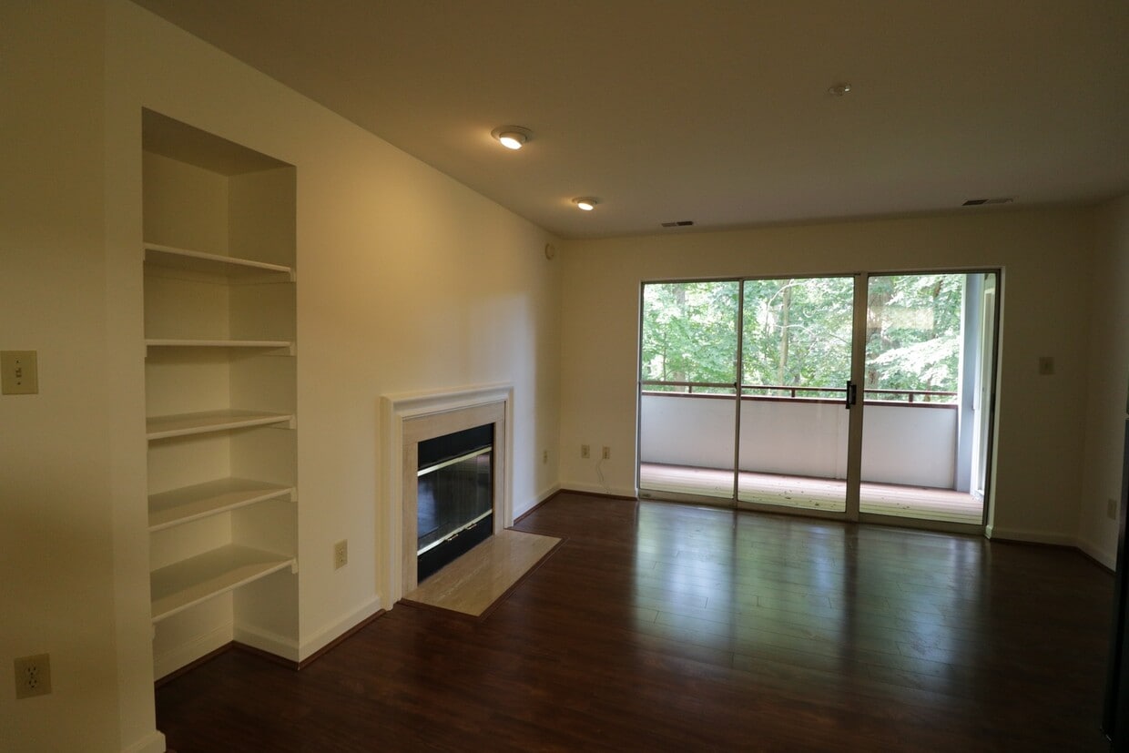 Primary Photo - Sunny & Private 2bd/2ba w/Balcony, w/d in-...