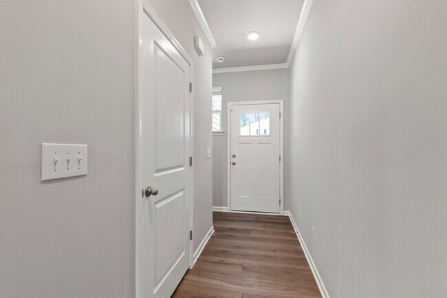 Foto del edificio - Modern 3-Bedroom Townhome with Luxury Fini...